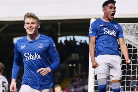 إيفرتون يرفض رحيل مدافعه إلى مانشستر يونايتد